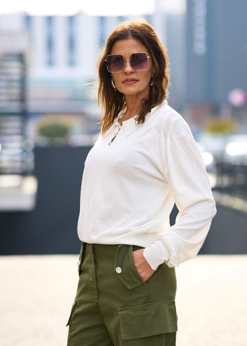 Biała bluzka damska z długim rękawem i kołnierzykiem, zapinana na guziki, styl klasyczny i elegancki