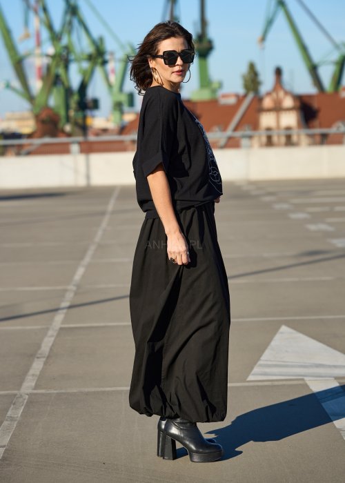 Czarna bluzka z krótkim rękawem i haftem twarzy z kwiatami w stylu artystycznym moda damska