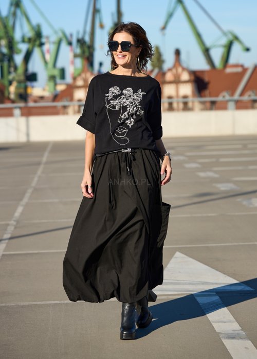 Czarna bluzka z krótkim rękawem i haftem twarzy z kwiatami w stylu artystycznym moda damska