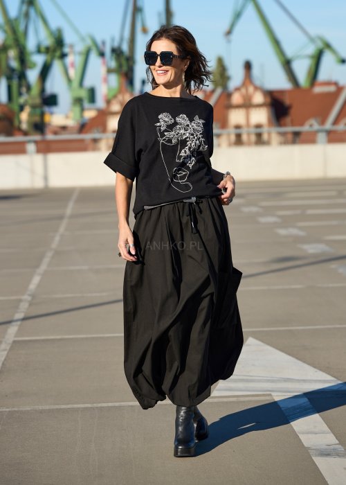 Czarna bluzka z krótkim rękawem i haftem twarzy z kwiatami w stylu artystycznym moda damska