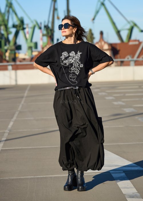 Czarna bluzka z krótkim rękawem i haftem twarzy z kwiatami w stylu artystycznym moda damska