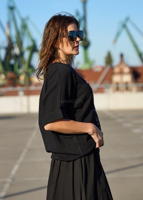 Czarna bluzka z krótkim rękawem i haftem twarzy z kwiatami w stylu artystycznym moda damska