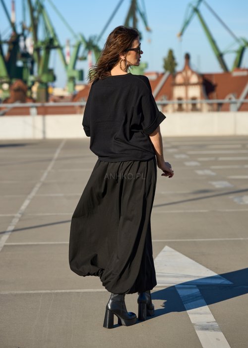 Czarna bluzka z krótkim rękawem i haftem twarzy z kwiatami w stylu artystycznym moda damska