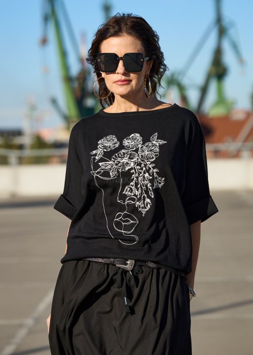 Czarna bluzka z krótkim rękawem i haftem twarzy z kwiatami w stylu artystycznym moda damska