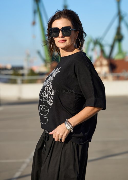 Czarna bluzka z krótkim rękawem i haftem twarzy z kwiatami w stylu artystycznym moda damska