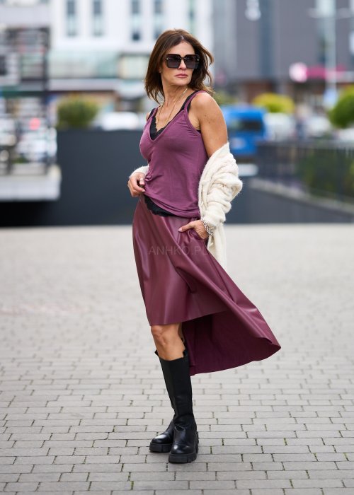 Top damski na ramiączkach w kolorze przygaszonego fioletu z czarną koronką, dekolt w serek, styl casual, moda damska