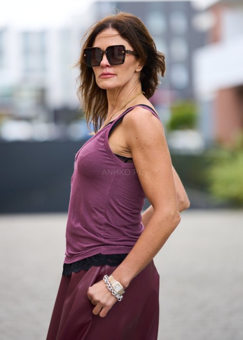Top damski na ramiączkach w kolorze przygaszonego fioletu z czarną koronką, dekolt w serek, styl casual, moda damska