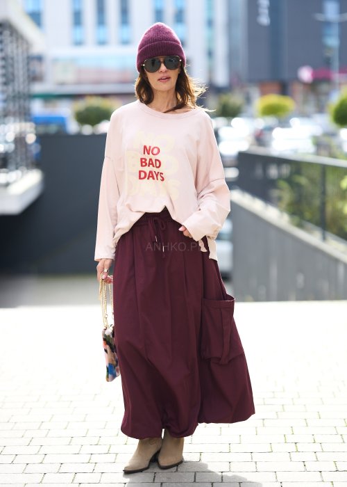 Jasnoróżowa bluza damska z nadrukiem „NO BAD DAYS” i obniżoną linią ramion, styl streetwear