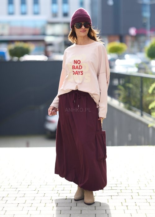 Jasnoróżowa bluza damska z nadrukiem „NO BAD DAYS” i obniżoną linią ramion, styl streetwear