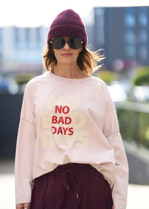 Jasnoróżowa bluza damska z nadrukiem „NO BAD DAYS” i obniżoną linią ramion, styl streetwear