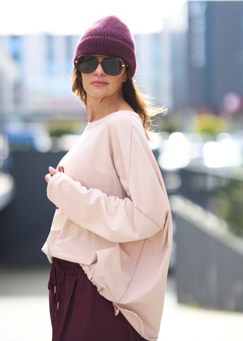 Jasnoróżowa bluza damska z nadrukiem „NO BAD DAYS” i obniżoną linią ramion, styl streetwear