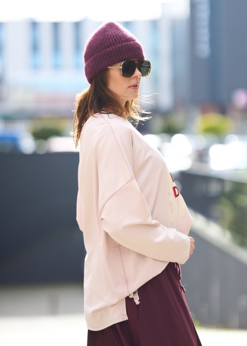 Jasnoróżowa bluza damska z nadrukiem „NO BAD DAYS” i obniżoną linią ramion, styl streetwear