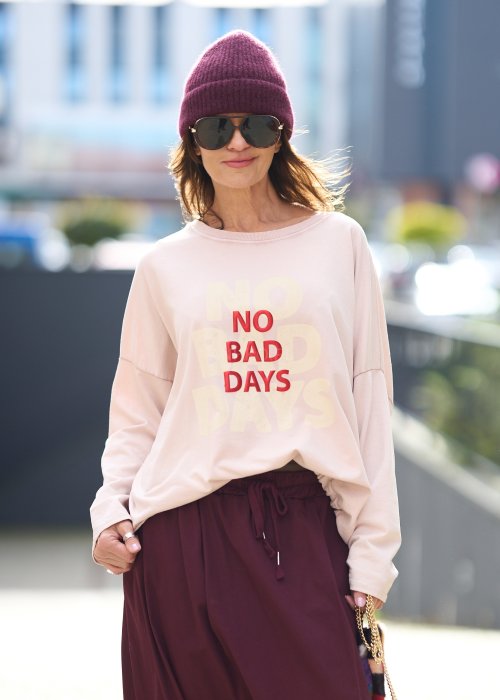 Jasnoróżowa bluza damska z nadrukiem „NO BAD DAYS” i obniżoną linią ramion, styl streetwear