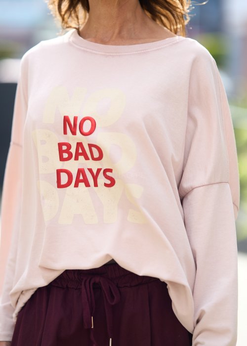 Jasnoróżowa bluza damska z nadrukiem „NO BAD DAYS” i obniżoną linią ramion, styl streetwear