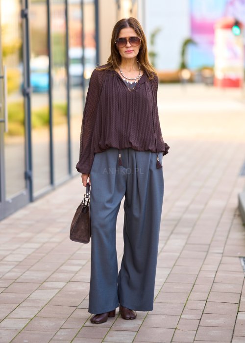 Brązowa bluzka boho z lekkiego materiału, z długim rękawem, wiązaniem przy dekolcie i subtelną fakturą