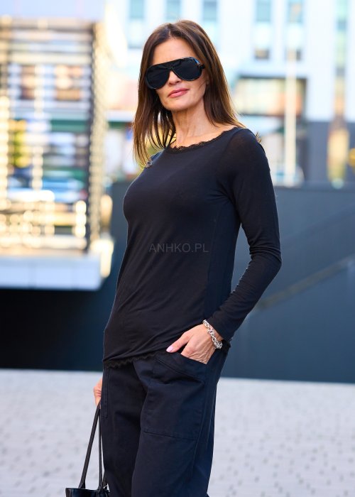 czarna bluzka damska z długim rękawem i koronkowym wykończeniem dekoltu, dopasowany fason