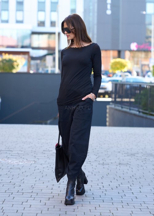 czarna bluzka damska z długim rękawem i koronkowym wykończeniem dekoltu, dopasowany fason