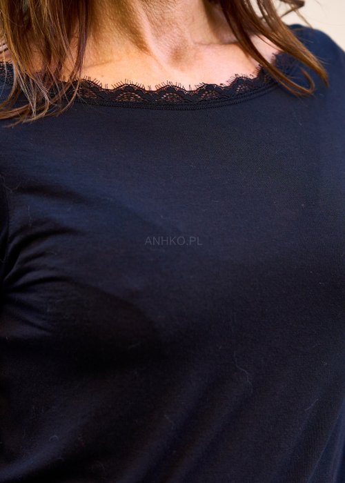 czarna bluzka damska z długim rękawem i koronkowym wykończeniem dekoltu, dopasowany fason