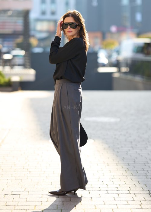 Szare spodnie z miękkiej tkaniny, szeroka nogawka, wysoki stan i klasyczny, elegancki fason