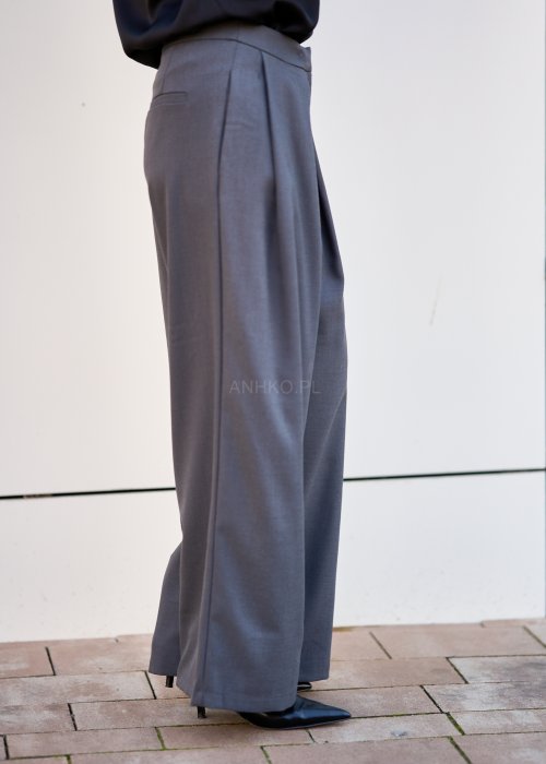 Szare spodnie z miękkiej tkaniny, szeroka nogawka, wysoki stan i klasyczny, elegancki fason