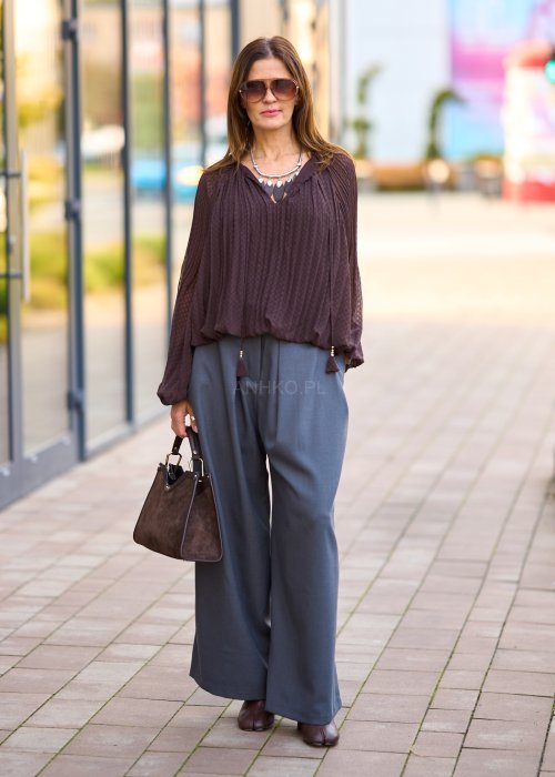 Szare spodnie z miękkiej tkaniny, szeroka nogawka, wysoki stan i klasyczny, elegancki fason