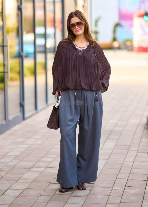 Szare spodnie z miękkiej tkaniny, szeroka nogawka, wysoki stan i klasyczny, elegancki fason