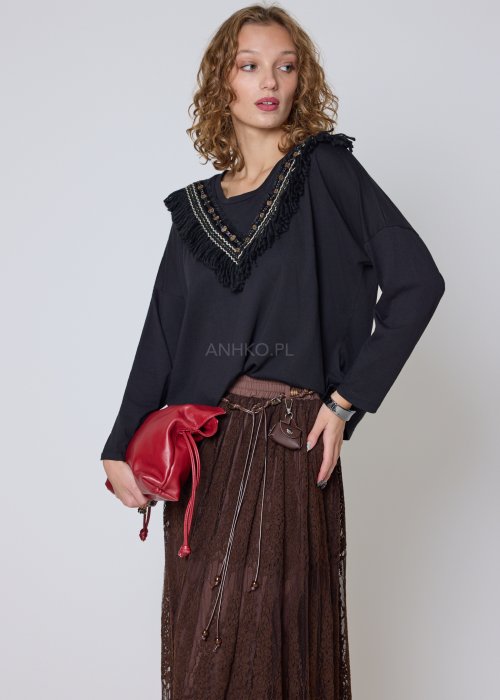 Dzianinowa bluzka czarna z boho aplikacją i frędzlami o luźnym, komfortowym fasonie