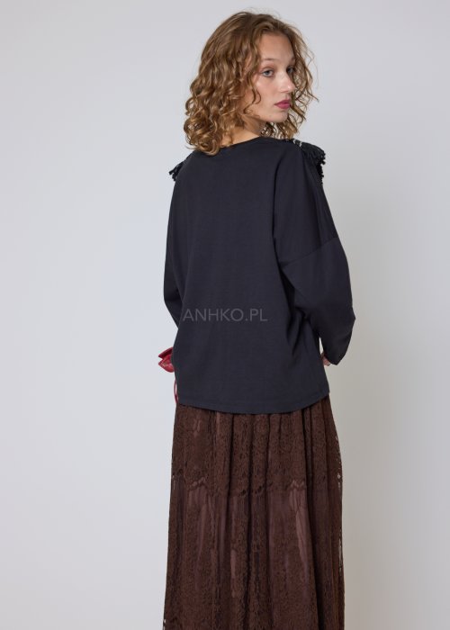 Dzianinowa bluzka czarna z boho aplikacją i frędzlami o luźnym, komfortowym fasonie