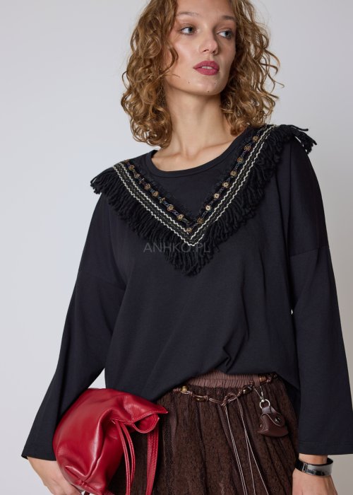 Dzianinowa bluzka czarna z boho aplikacją i frędzlami o luźnym, komfortowym fasonie