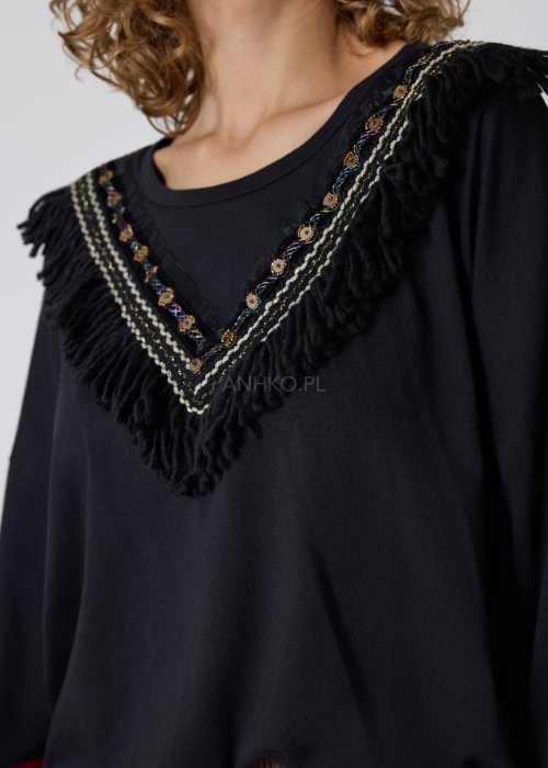 Dzianinowa bluzka czarna z boho aplikacją i frędzlami o luźnym, komfortowym fasonie