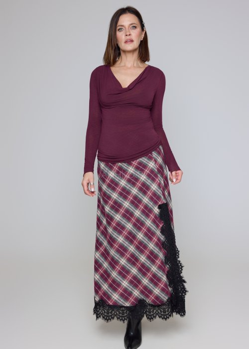 Wiskozowa bluzka śliwkowa o drapowanym dekolcie i dopasowanym, elastycznym fasonie