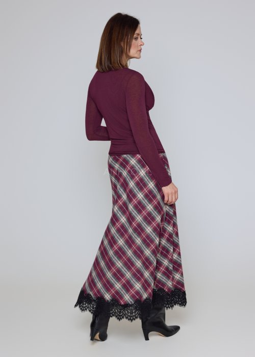 Wiskozowa bluzka śliwkowa o drapowanym dekolcie i dopasowanym, elastycznym fasonie