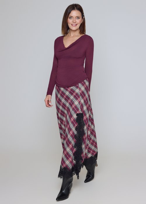 Wiskozowa bluzka śliwkowa o drapowanym dekolcie i dopasowanym, elastycznym fasonie