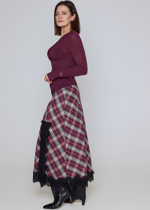 Wiskozowa bluzka śliwkowa o drapowanym dekolcie i dopasowanym, elastycznym fasonie