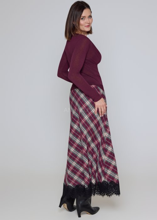 Wiskozowa bluzka śliwkowa o drapowanym dekolcie i dopasowanym, elastycznym fasonie