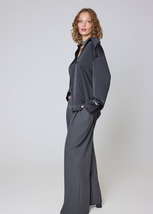 Bawełniane spodnie grafitowe o klasycznym, szerokim kroju z zakładkami i bocznymi kieszeniami