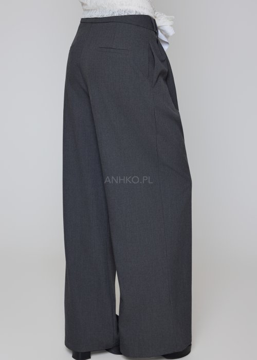 Bawełniane spodnie grafitowe o klasycznym, szerokim kroju z zakładkami i bocznymi kieszeniami