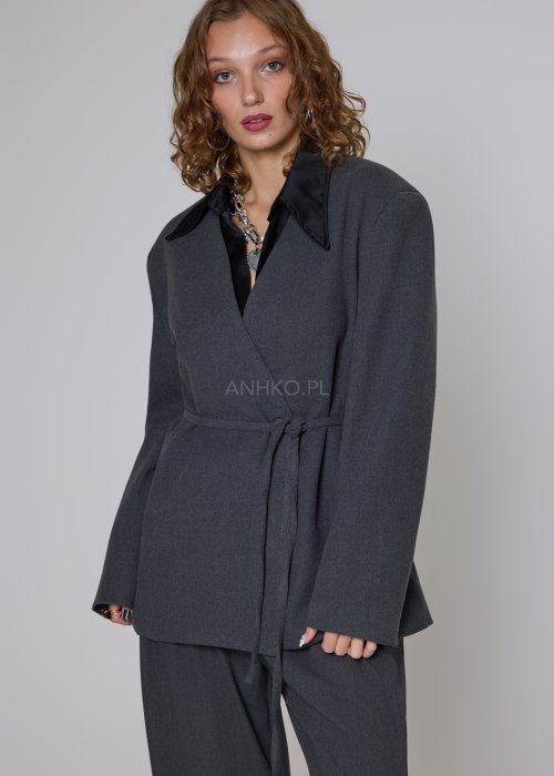 Bawełniana marynarka grafitowa o nowoczesnym kroju z paskiem w talii i bocznymi kieszeniami
