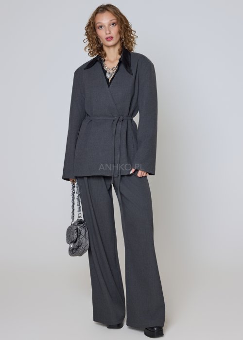 Bawełniana marynarka grafitowa o nowoczesnym kroju z paskiem w talii i bocznymi kieszeniami