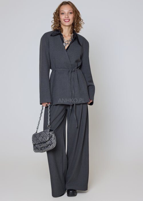 Bawełniana marynarka grafitowa o nowoczesnym kroju z paskiem w talii i bocznymi kieszeniami