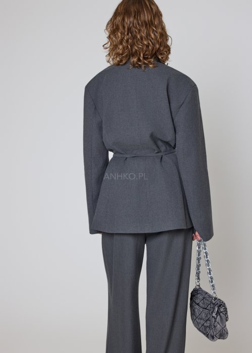Bawełniana marynarka grafitowa o nowoczesnym kroju z paskiem w talii i bocznymi kieszeniami