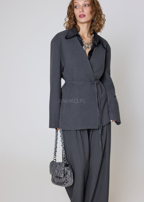 Bawełniana marynarka grafitowa o nowoczesnym kroju z paskiem w talii i bocznymi kieszeniami