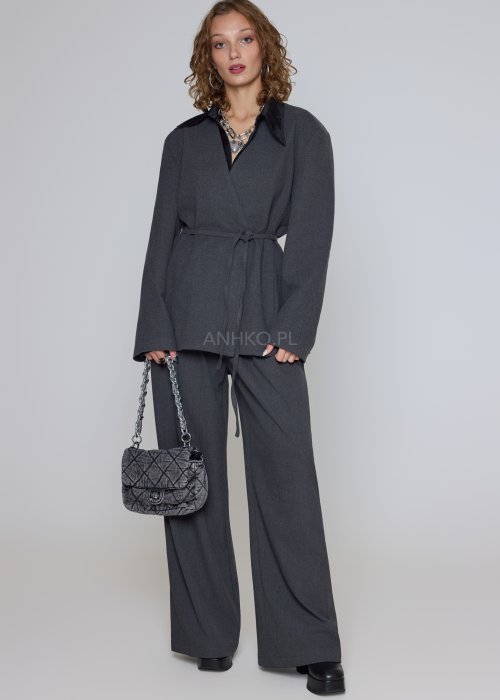 Bawełniana marynarka grafitowa o nowoczesnym kroju z paskiem w talii i bocznymi kieszeniami