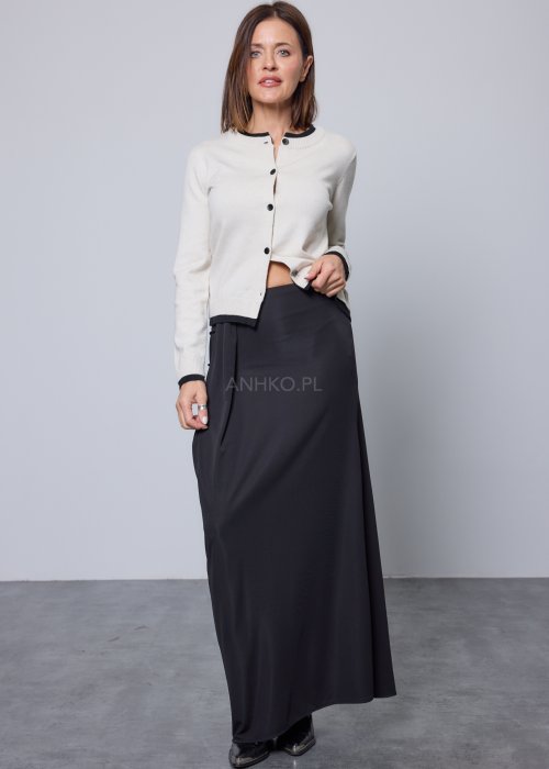 Jasnobeżowy kardigan zapinany na czarne guziki, z czarnymi lamówkami przy kołnierzu, mankietach i dole