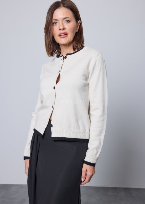 Jasnobeżowy kardigan zapinany na czarne guziki, z czarnymi lamówkami przy kołnierzu, mankietach i dole