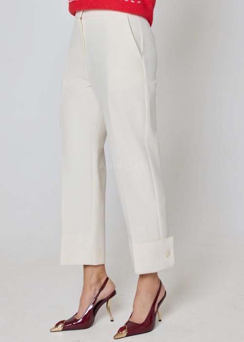 Materiałowe spodnie ecru o prostym kroju z szerokimi mankietami