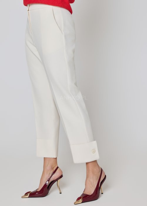 Materiałowe spodnie ecru o prostym kroju z szerokimi mankietami