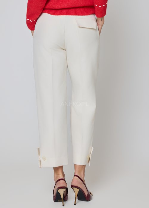 Materiałowe spodnie ecru o prostym kroju z szerokimi mankietami