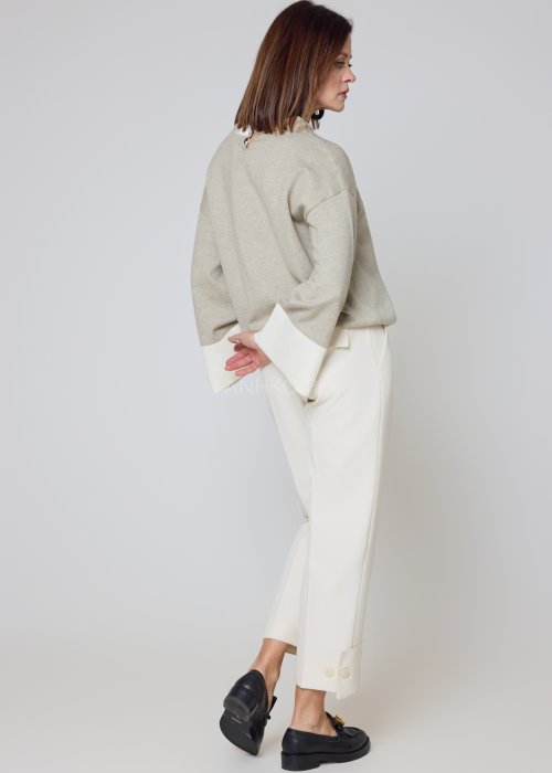 Materiałowe spodnie ecru o prostym kroju z szerokimi mankietami