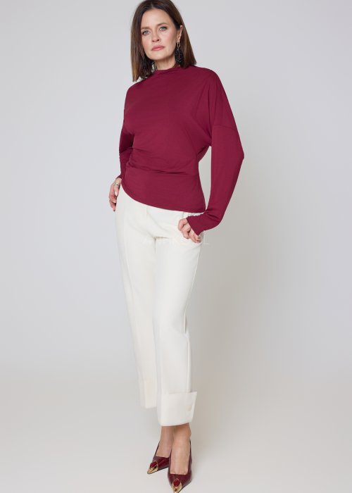 Materiałowe spodnie ecru o prostym kroju z szerokimi mankietami